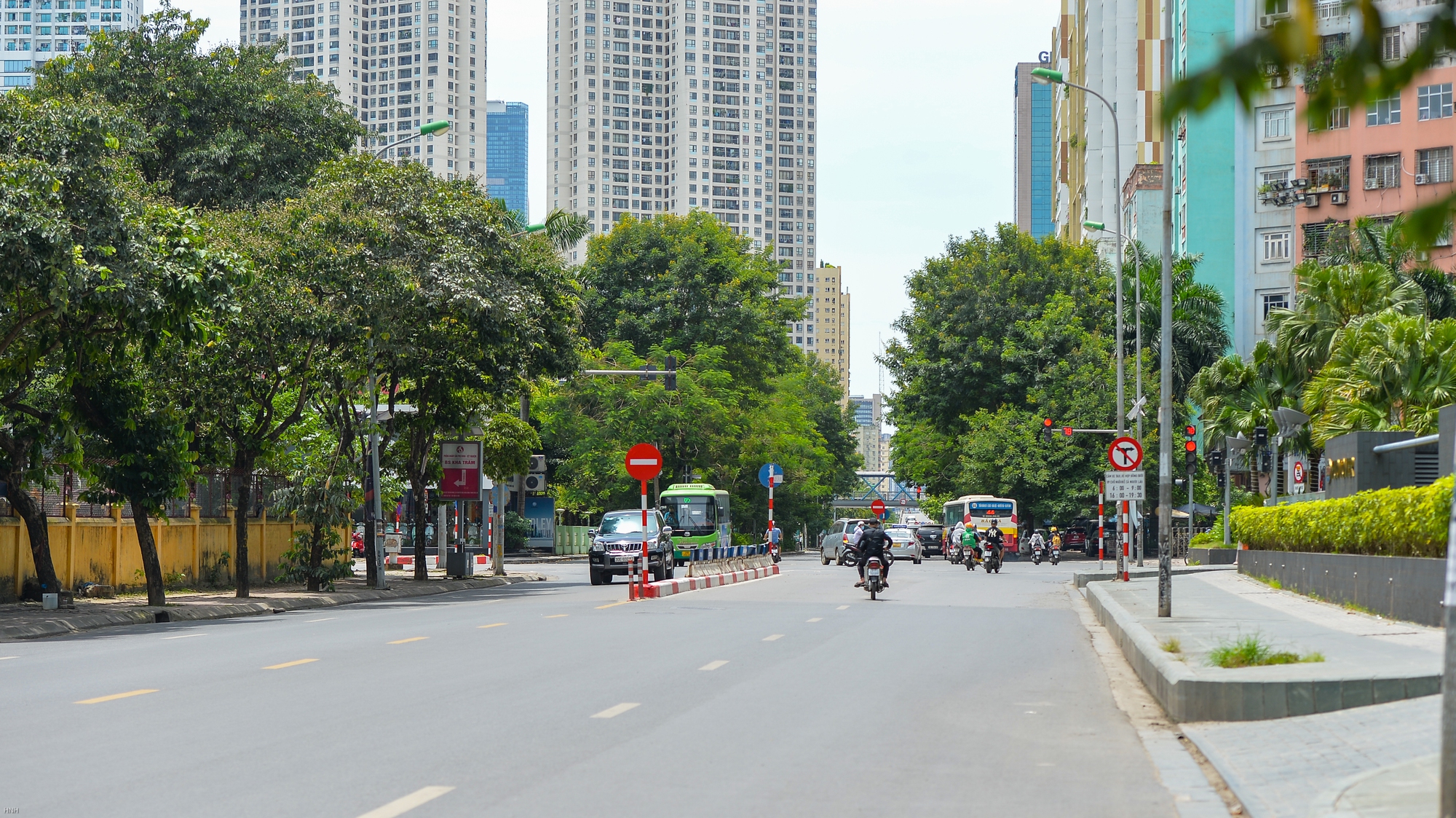 Hà Nội: Người lao động chật vật mưu sinh dưới cái nắng 'đổ lửa' như thiêu như đốt - Ảnh 1.