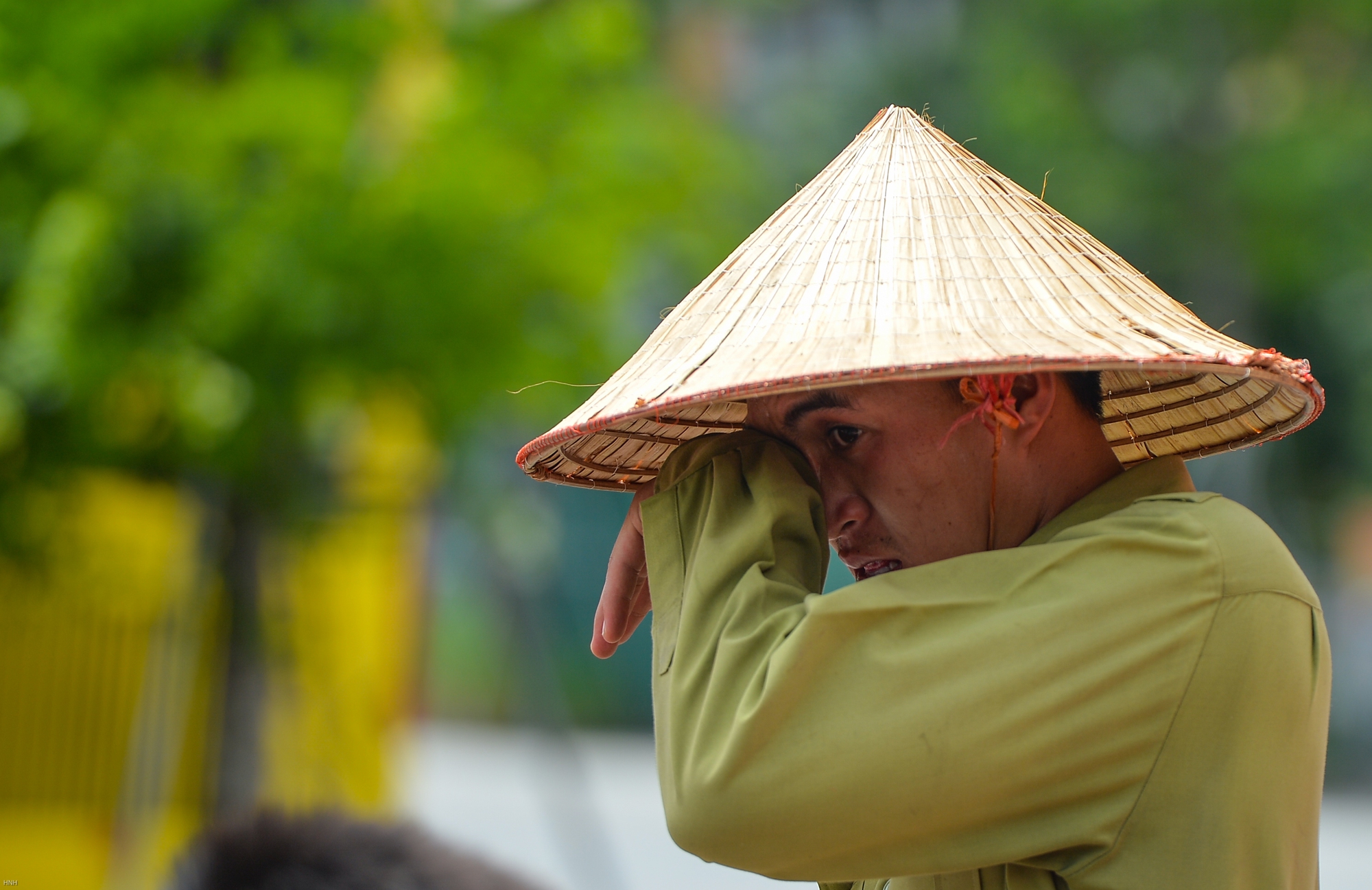 Hà Nội: Người lao động chật vật mưu sinh dưới cái nắng 'đổ lửa' như thiêu như đốt - Ảnh 4.