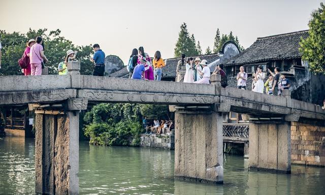 Cổ trấn &quot;giàu có&quot; nhất Trung Quốc: Mệnh danh ngọc trai đen của miền sông nước Giang Nam nhưng bị gọi là giả vì quá &quot;đậm mùi người&quot; - Ảnh 4.