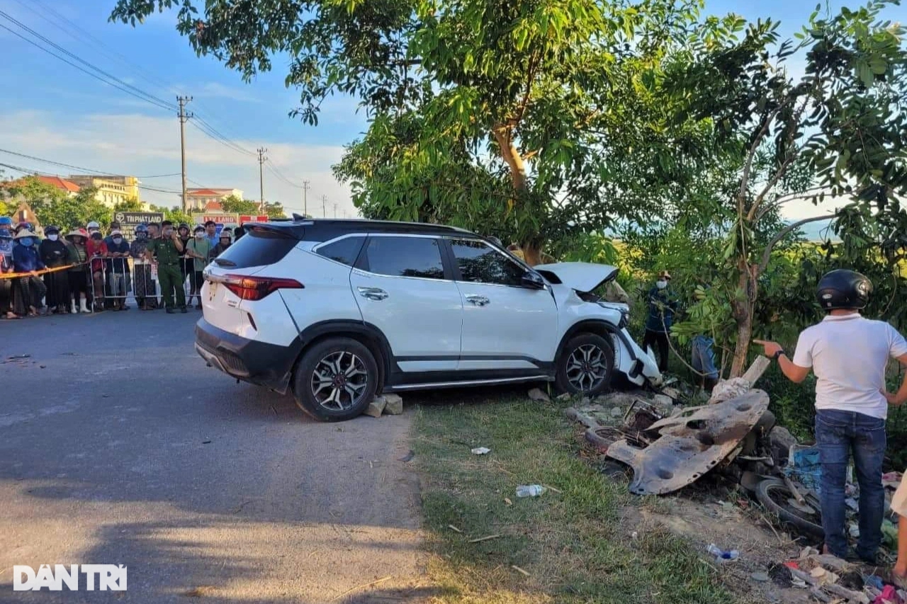 Bố mẹ tử vong, con trọng thương sau cú va chạm với ô tô - Ảnh 1.