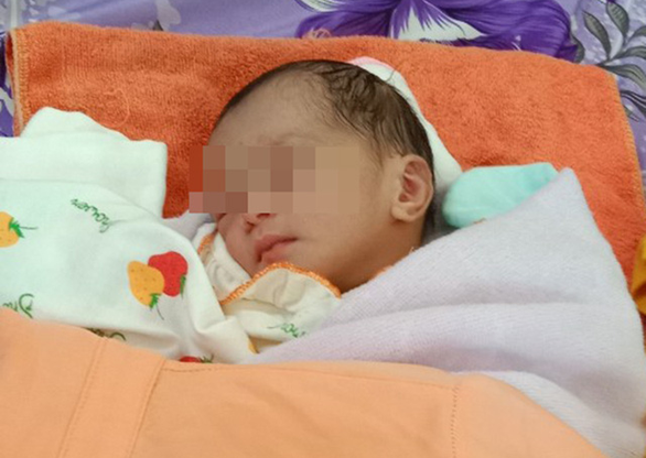 Bé gái sơ sinh bị bỏ rơi trước trang trại ở Phú Yên - Ảnh 1.