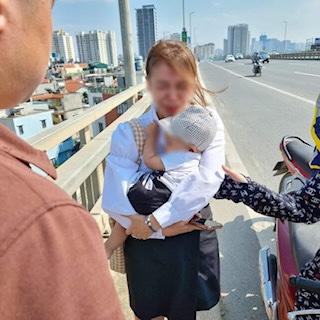 Tài xế giúp đỡ người mẹ ôm con nhỏ khóc trên cầu Nhật Tân và cái kết có hậu - Ảnh 1.