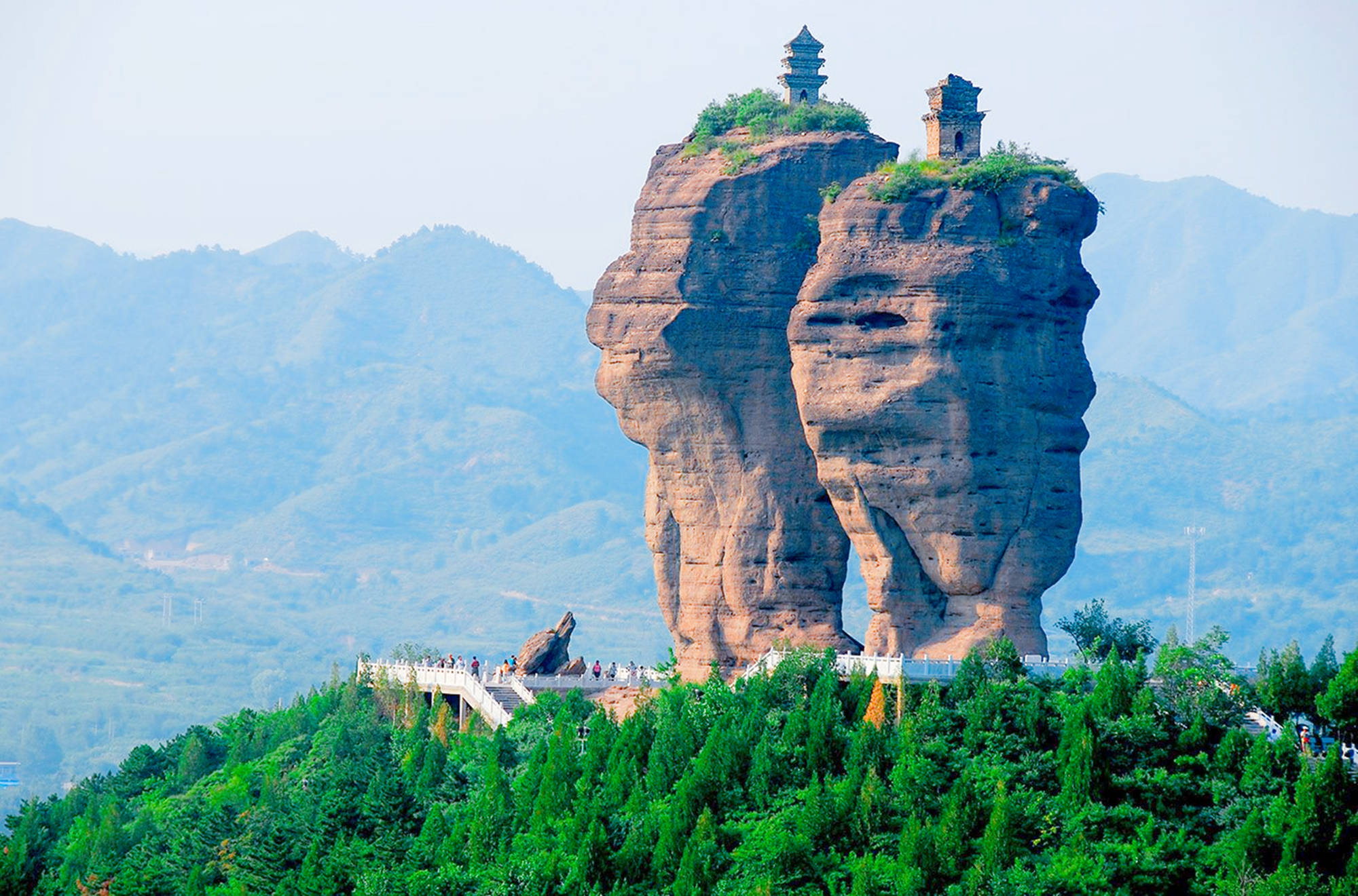 Kỳ lạ bảo tháp trên đỉnh núi &quot;sinh đôi&quot; ở Trung Quốc: Vững chãi sừng sững sau địa chấn, sự tồn tại vẫn là bí ẩn - Ảnh 1.