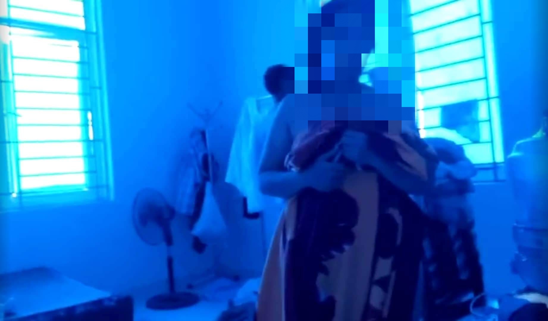 Ảnh: nữ sinh không mảnh vải che thân lên mạng xã hội