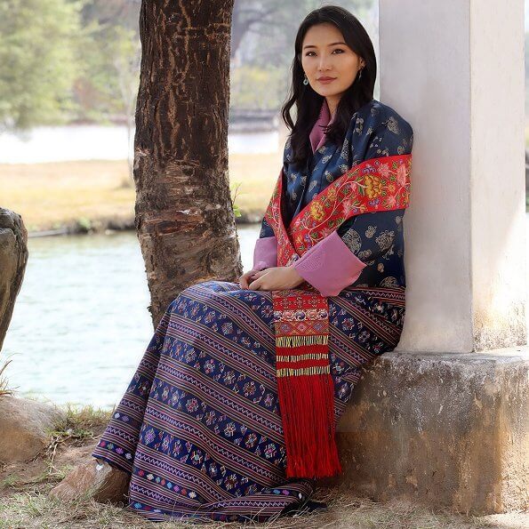 Hoàng hậu vạn người mê của Bhutan đón sinh nhật với vẻ đẹp không tuổi, để &quot;Hoàng tử Rồng&quot; một mình làm nhiệm vụ hoàng gia ở tuổi lên 6 - Ảnh 2.