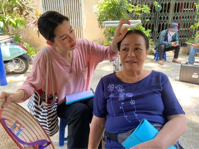 'Thương ngày nắng về' quay những tập cuối giữa thời tiết nắng nóng gần 40 độ - Ảnh 2.