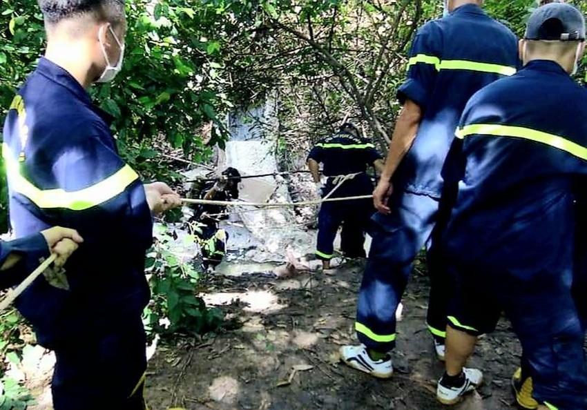 3 thi thể 1 gia đình nổi trên đường thoát nước thải của nhà máy cao su - Ảnh 2. 3 thi thể 1 gia đình nổi trên đường thoát nước thải của nhà máy cao su - Ảnh 2.