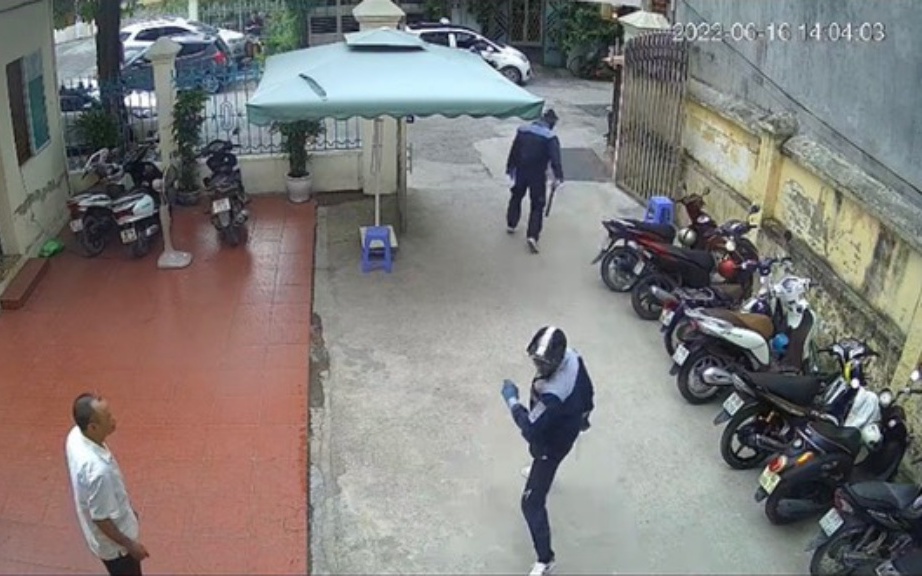 Đưa mẹ đi khám mắt, con trai bị nhóm người lạ mặt chém ở cổng bệnh viện