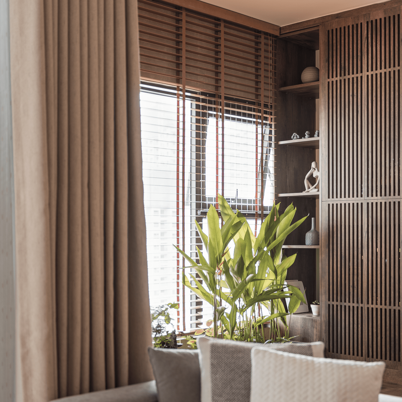 Bất ngờ với 4 bí mật thiết kế được ẩn giấu trong căn hộ 85m² của vợ chồng trẻ Hà Nội - Ảnh 12. Bất ngờ với 4 bí mật thiết kế được ẩn giấu trong căn hộ 85m² của vợ chồng trẻ Hà Nội - Ảnh 12.