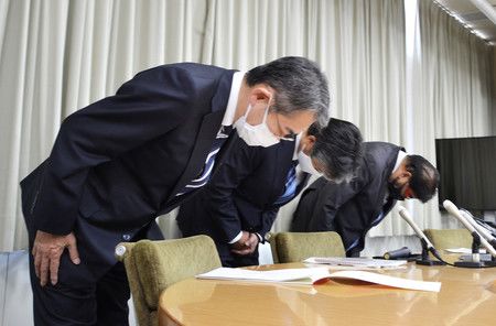 Nhân viên nhậu say làm &quot;bay màu&quot; dữ liệu cư dân cả thành phố, quan chức thành phố Nhật cúi đầu xin lỗi - Ảnh 3.