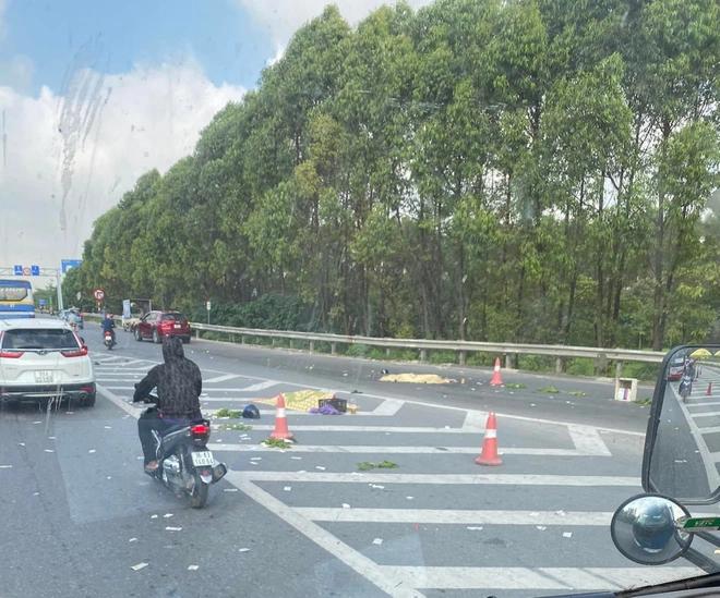 Tai nạn giao thông trên cầu Thanh Trì, 2 người đi xe máy tử vong - Ảnh 1.