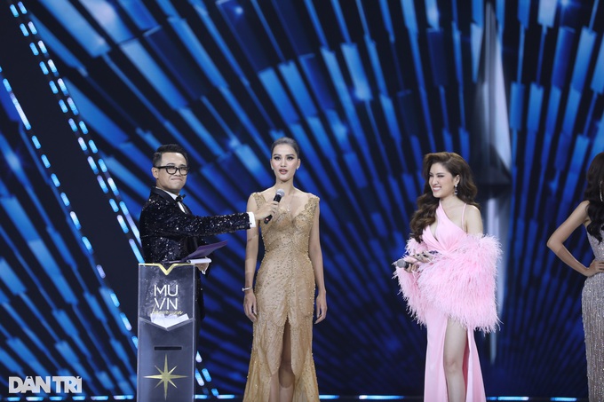 Ngán ngẩm việc người đẹp nói tiếng Anh ở chung kết Hoa hậu Hoàn vũ Việt Nam