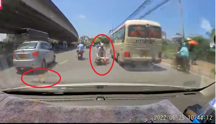 C&ocirc; g&aacute;i trẻ vứt xe m&aacute;y đổ x&ograve;e giữa đường, su&yacute;t lao v&agrave;o đầu &ocirc; t&ocirc; v&igrave; đuổi bắt ''m&egrave;o cưng'' - Ảnh 1.