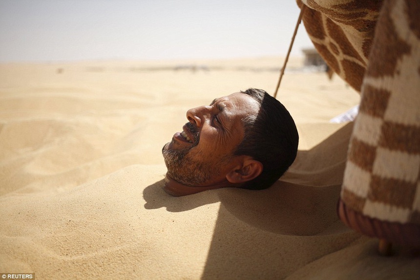 Bỏ tiền triệu để được tắm cát trần bỏng rát giữa sa mạc Sahara: Trải nghiệm cực hot vì 1 lý do không ngờ - Ảnh 1.
