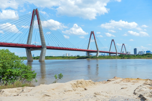 Vụ người chồng lái xe lên cầu Thăng Long rồi mất tích: Điều tra nguyên nhân dẫn đến cái chết của nạn nhân - Ảnh 2.