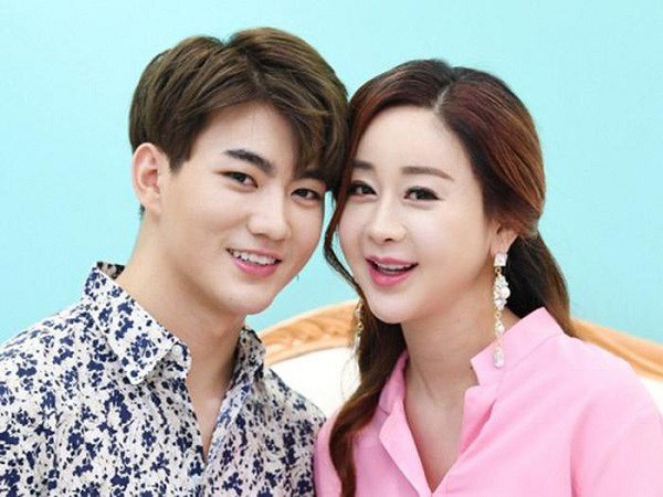 Sao Hàn U45 lấy chồng: Người bị ông xã khóc đòi ly hôn, người cưới 4 năm vẫn giấu chồng - Ảnh 2.