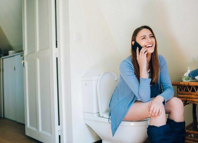 Ngồi xổm hay ngồi trên bệ khi đi vệ sinh tốt cho sức khỏe hơn? Cách ngồi sai dễ gây bệnh nhiều người mắc - Ảnh 1. Ngồi xổm hay ngồi trên bệ khi đi vệ sinh tốt cho sức khỏe hơn? Cách ngồi sai dễ gây bệnh nhiều người mắc - Ảnh 1.