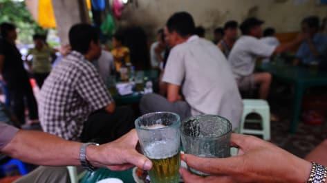 Khách nước ngoài giật mình về giá bia hơi ở Hà Nội: &quot;Không thể như thế, chuyện gì lạ vậy!&quot; - Ảnh 1.