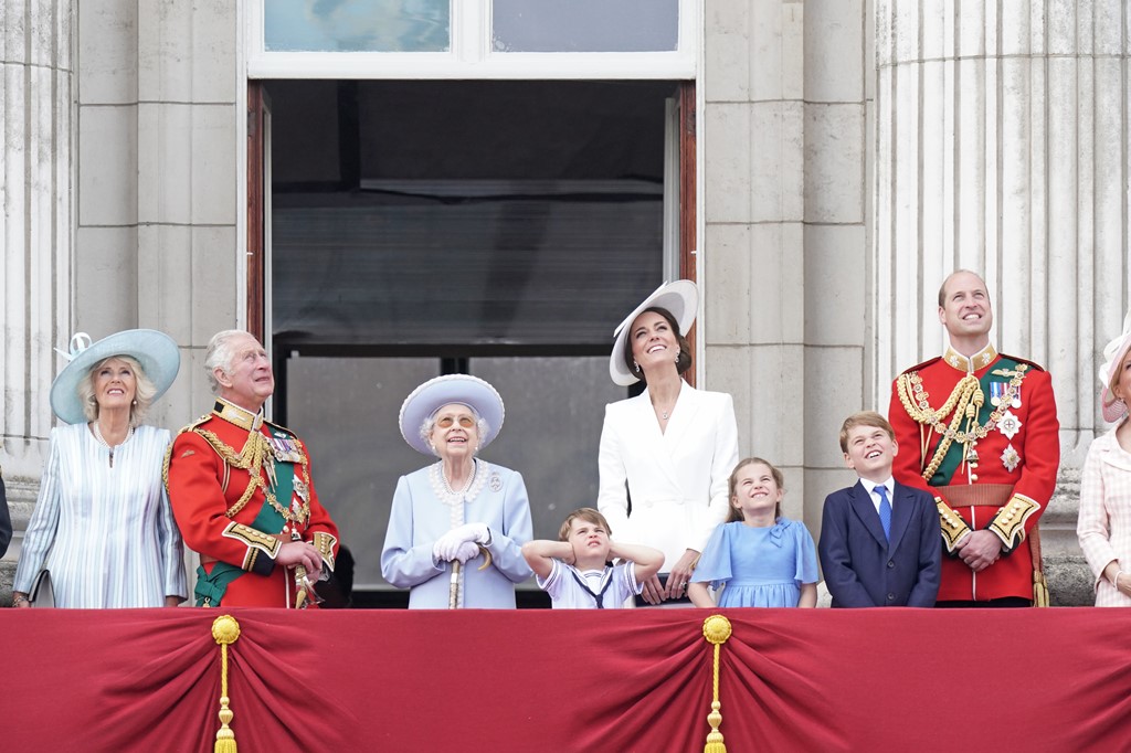 Thời khắc khó quên: Nữ hoàng Anh rạng rỡ xuất hiện trên ban công Cung điện cùng gia đình, có cử chỉ đầy xúc động với con nhà Công nương Kate - Ảnh 1.