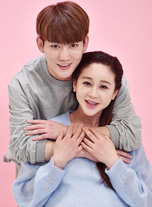 Sao Hàn U45 lấy chồng: Người bị ông xã khóc đòi ly hôn, người cưới 4 năm vẫn giấu chồng - Ảnh 1.