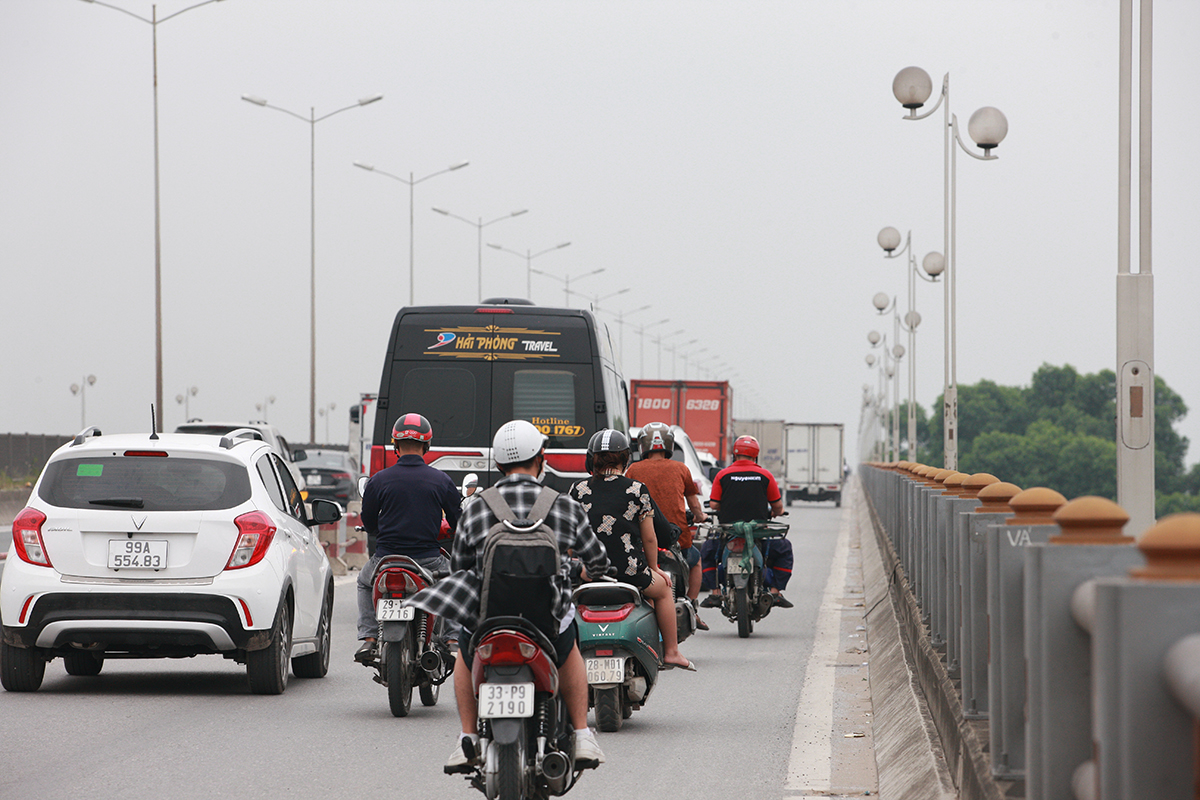 Tình trạng giao thông lộn xộn trên cầu Thanh Trì - Ảnh 9.