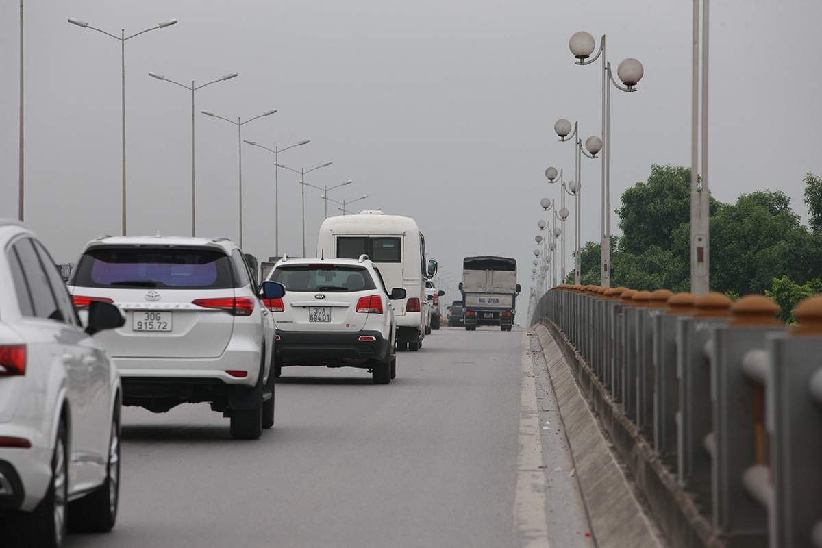 Tình trạng giao thông lộn xộn trên cầu Thanh Trì - Ảnh 10.