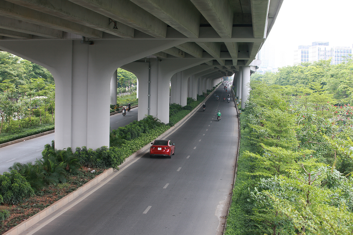 Con đường trước đây bị di dời chặt hạ 1.300 cây xanh, nay xanh rì bóng cây, hiện đại bậc nhất Thủ đô - Ảnh 1.