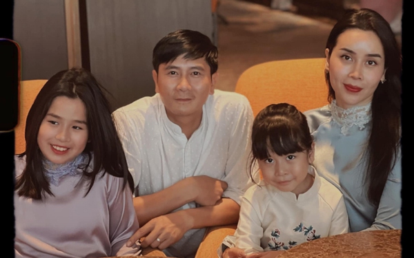 2 cô con gái của vợ chồng Hồ Hoài Anh - Lưu Hương Giang được bố mẹ chi tiền tỷ đi học trường quốc tế