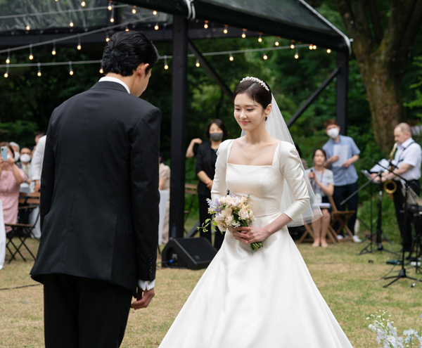 Hôn lễ giản dị của mỹ nhân không tuổi Jang Nara: Anh trai cô dâu tiết lộ sắc vóc thật của chú rể  - Ảnh 4.