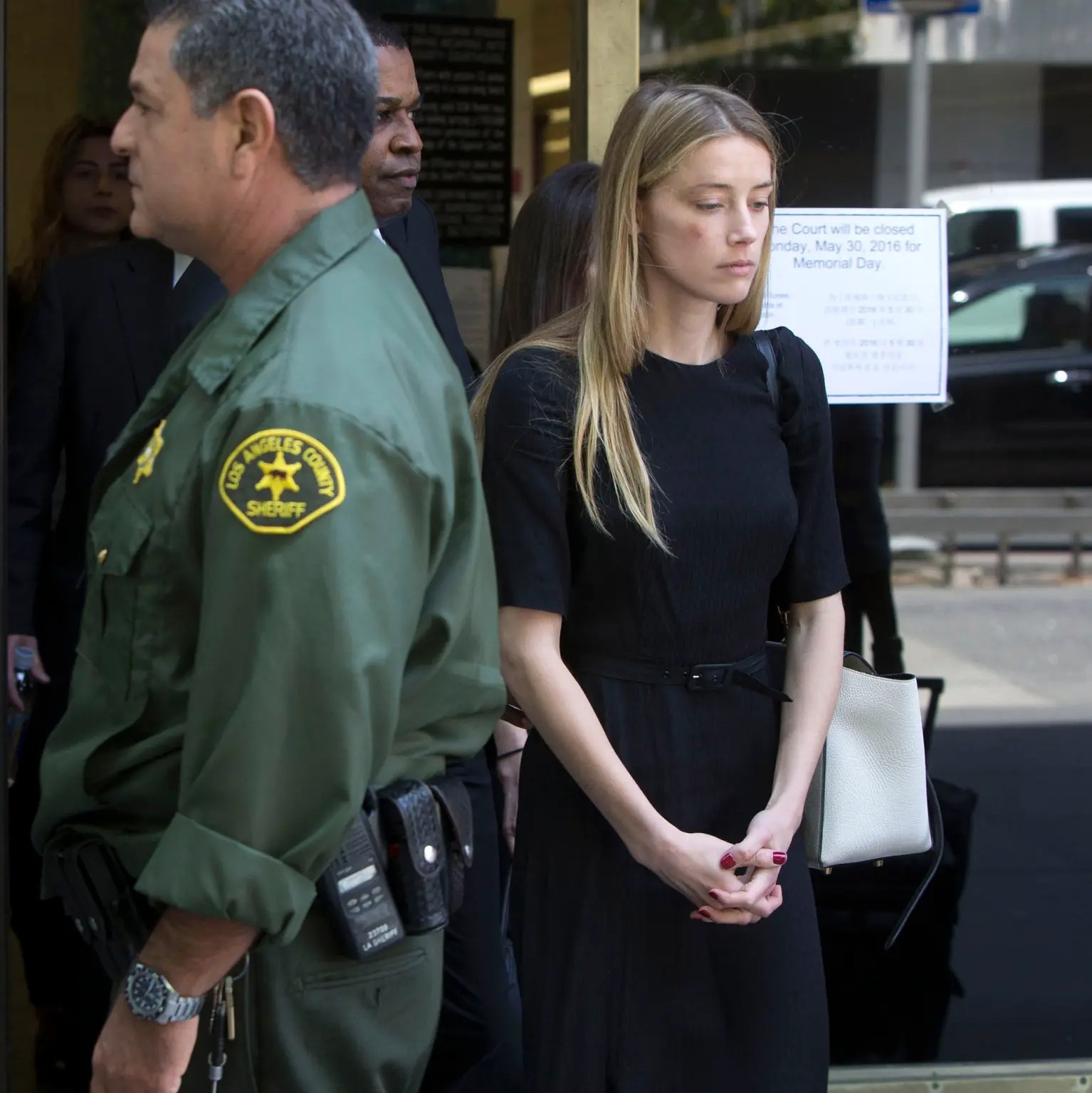 Amber Heard mặc một chiếc váy 6 năm: "Chơi chiêu" không thành công - Ảnh 1. Amber Heard mặc một chiếc váy 6 năm: "Chơi chiêu" không thành công - Ảnh 1.