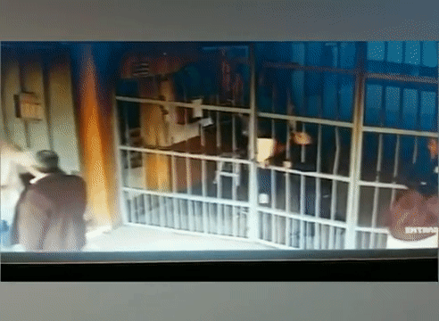 Xôn xao clip nam phạm nhân cải trang thành nữ thoát khỏi trại giam - Ảnh 1.