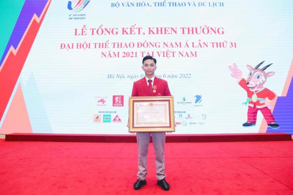 Khánh Thi tự hào vì ông xã nhận huân chương lao động hạng ba, khung ảnh Phan Hiển bắt tay Chí Anh gây xúc động - Ảnh 5.