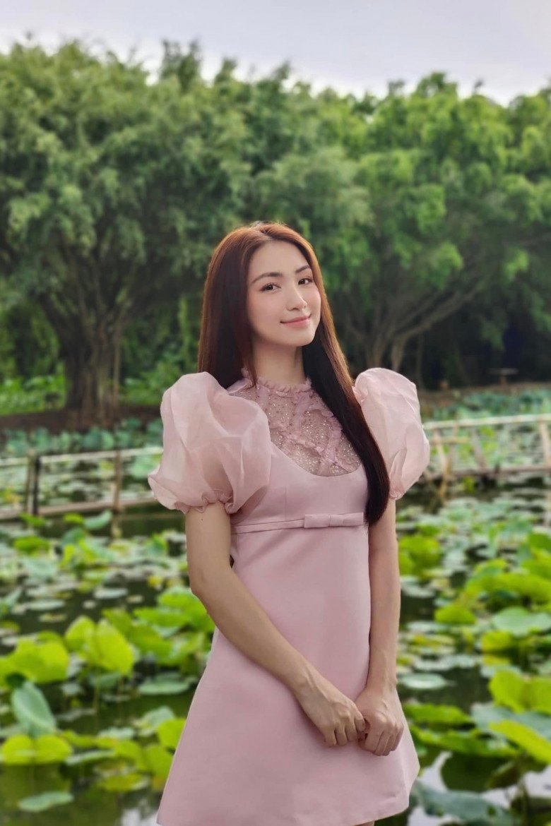 Hòa Minzy vừa qua tuổi mới đã làm nóng mạng xã hội bằng bộ đồ tắm đầy hoa lá  - Ảnh 9.