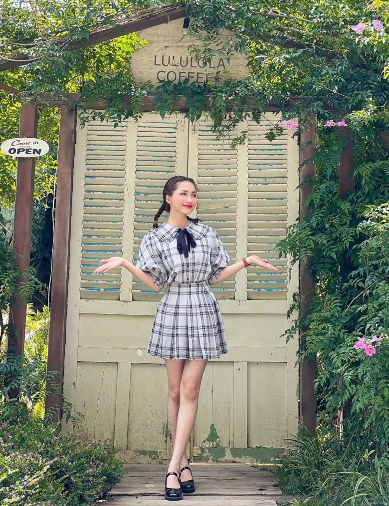 Hòa Minzy vừa qua tuổi mới đã làm nóng mạng xã hội bằng bộ đồ tắm đầy hoa lá  - Ảnh 7.