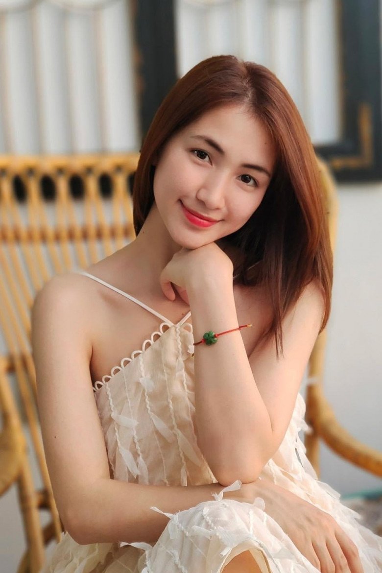Hòa Minzy vừa qua tuổi mới đã làm nóng mạng xã hội bằng bộ đồ tắm đầy hoa lá  - Ảnh 4.
