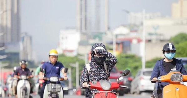 Miền Bắc nắng gắt trên 38 độ trước khi đón mưa rào và dông diện rộng từ đêm mai - Ảnh 1.