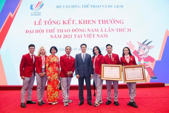 Khánh Thi tự hào vì ông xã nhận huân chương lao động hạng ba, khung ảnh Phan Hiển bắt tay Chí Anh gây xúc động - Ảnh 4.