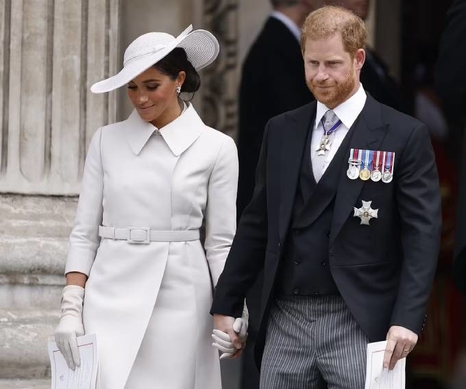 Harry, Meghan về nhà sau Lễ Tạ ơn, không dự tiệc cùng Hoàng gia - Ảnh 2.