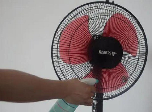 Cách vệ sinh quạt không cần dùng nước hay tháo khung, sau 10 phút là sạch sẽ không còn bụi - Ảnh 2. Cách vệ sinh quạt không cần dùng nước hay tháo khung, sau 10 phút là sạch sẽ không còn bụi - Ảnh 2.
