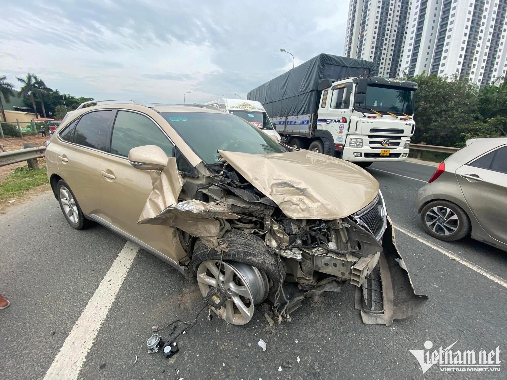 Cảnh tan hoang sau vụ xe Lexus t&ocirc;ng Fortuner văng v&agrave;o dải ph&acirc;n c&aacute;ch - Ảnh 1.