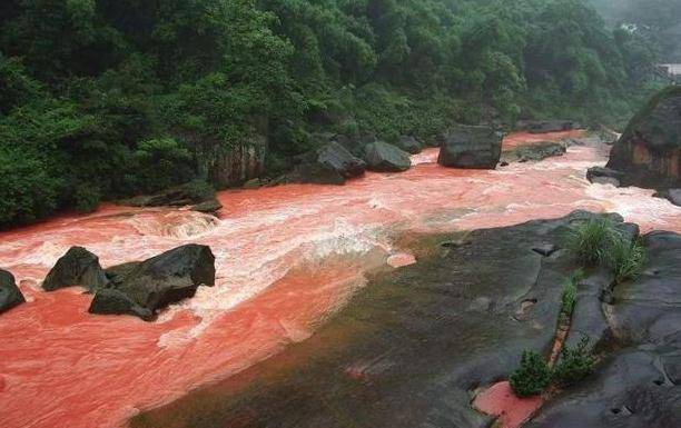 &quot;Dòng sông máu&quot; ở Trung Quốc: Mưa xuống đổi màu đỏ rực, rắn rết bò ra đáng sợ, nhưng rượu nấu từ nước này nổi tiếng ai cũng biết - Ảnh 2.