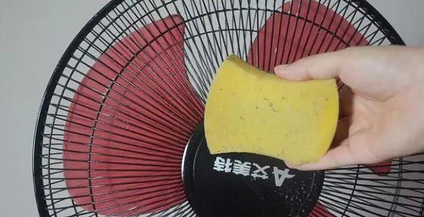 Cách vệ sinh quạt không cần dùng nước hay tháo khung, sau 10 phút là sạch sẽ không còn bụi - Ảnh 3. Cách vệ sinh quạt không cần dùng nước hay tháo khung, sau 10 phút là sạch sẽ không còn bụi - Ảnh 3.