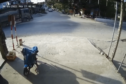 Kinh hoàng cảnh người phụ nữ bị xe tải cuốn vào gầm đẩy đi hàng chục mét - Ảnh 1.