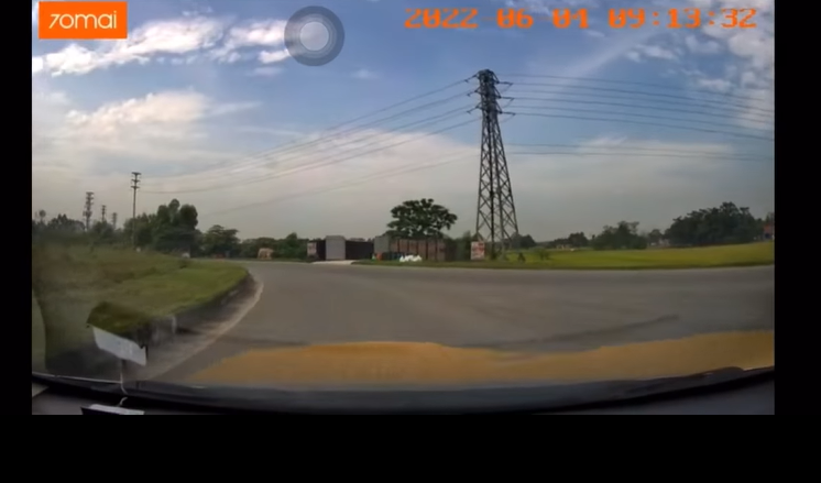 Tranh c&atilde;i h&agrave;nh động t&agrave;i xế &ocirc; t&ocirc; cố t&igrave;nh đ&egrave; l&ecirc;n b&atilde;i th&oacute;c của người d&acirc;n phơi tr&ecirc;n đường - Ảnh 3.