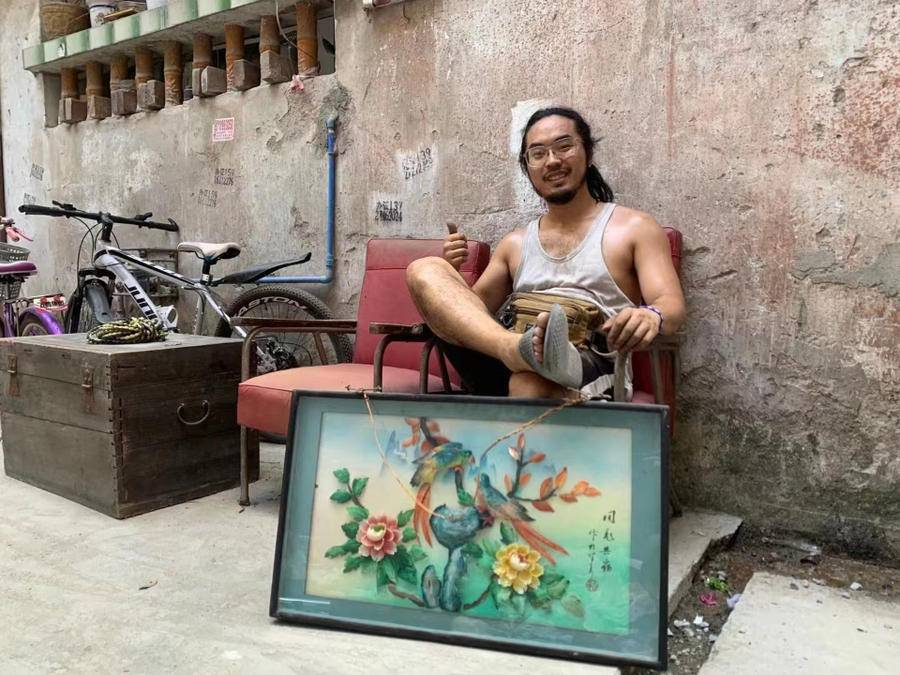 Dù tốt nghiệp đại học danh tiếng, cậu sinh viên vẫn quyết định đi nhặt rác, mặc bố mẹ phản đối: “Sống tầm thường nhưng hạnh phúc mới thú vị” - Ảnh 1. Dù tốt nghiệp đại học danh tiếng, cậu sinh viên vẫn quyết định đi nhặt rác, mặc bố mẹ phản đối: “Sống tầm thường nhưng hạnh phúc mới thú vị” - Ảnh 1.