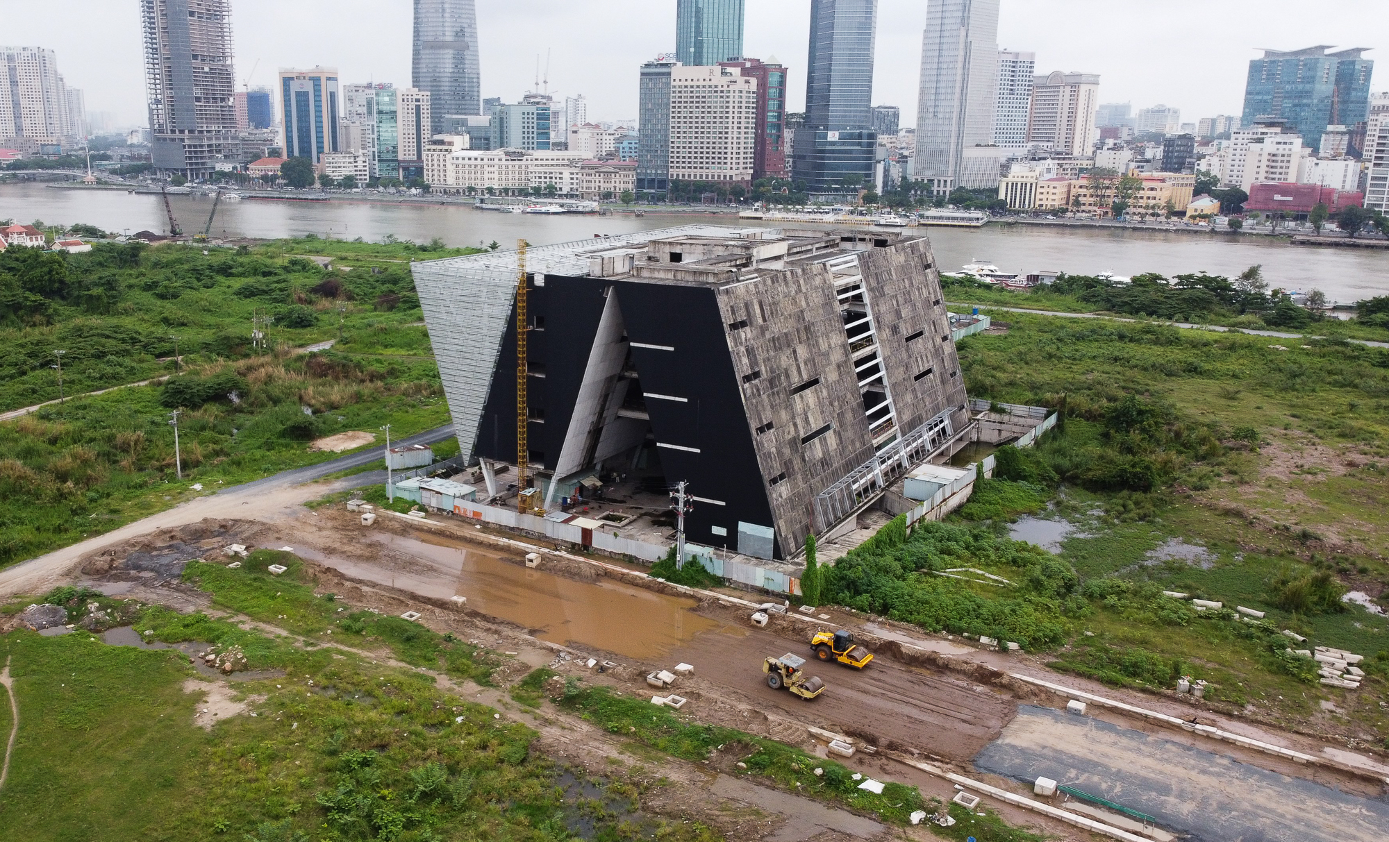 Cận cảnh Trung tâm triển lãm 800 tỷ đồng, nằm trơ trọi nhiều năm ven sông Sài Gòn - Ảnh 1.