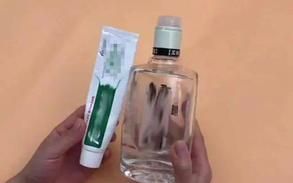 Hòa kem đánh răng vào rượu trắng, giải quyết ngay nhiều vấn đề khó nhằn trong nhà - Ảnh 1. Hòa kem đánh răng vào rượu trắng, giải quyết ngay nhiều vấn đề khó nhằn trong nhà - Ảnh 1.