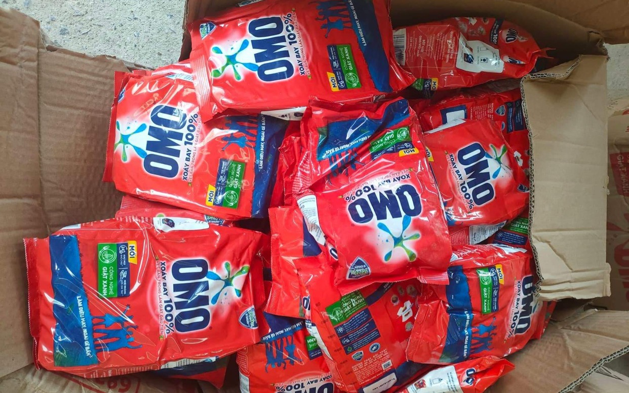 Cận cảnh hơn 600 gói bột giặt OMO có dấu hiệu giả mạo vừa bị đón lõng