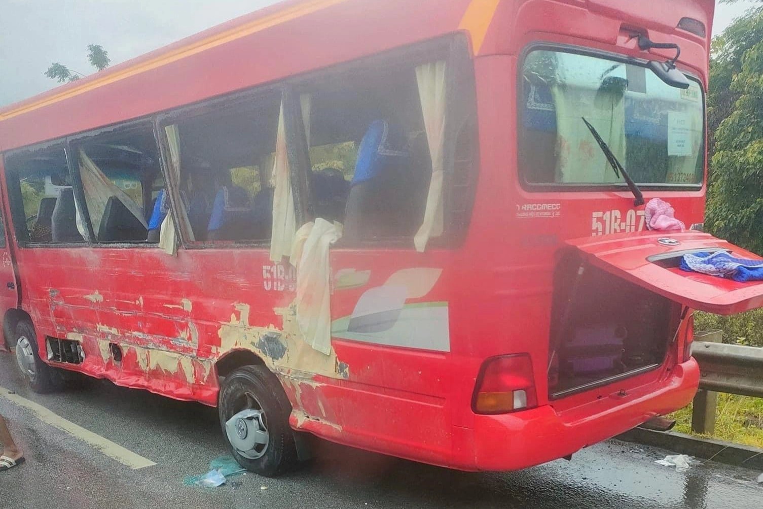 Hai xe kh&aacute;ch va chạm, 6 người thương vong - Ảnh 1.