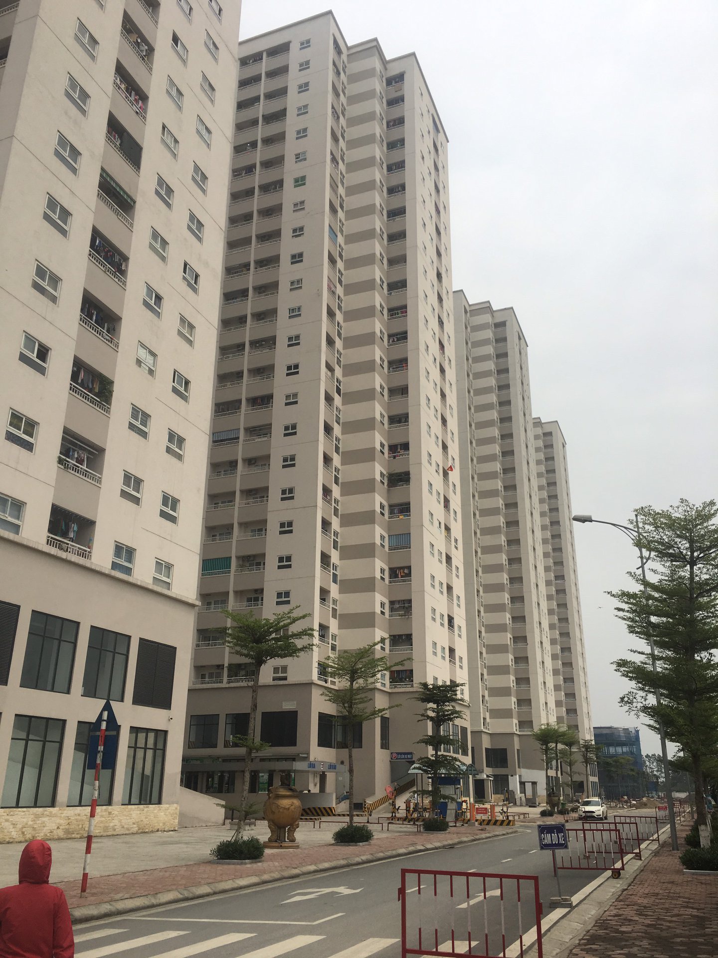 Người đàn ông rơi từ tầng 16 chung cư ở Hà Nội xuống đất - Ảnh 1. Người đàn ông rơi từ tầng 16 chung cư ở Hà Nội xuống đất - Ảnh 1.